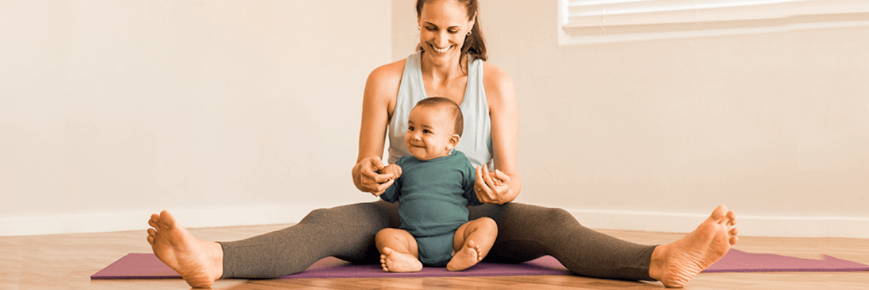 Box yoga: Mamá con bebé sentada haciendo yoga