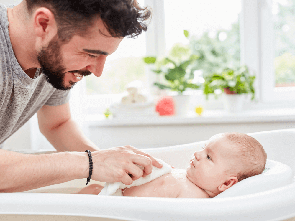 Imagen recomendación 3: Papá bañando a su bebé