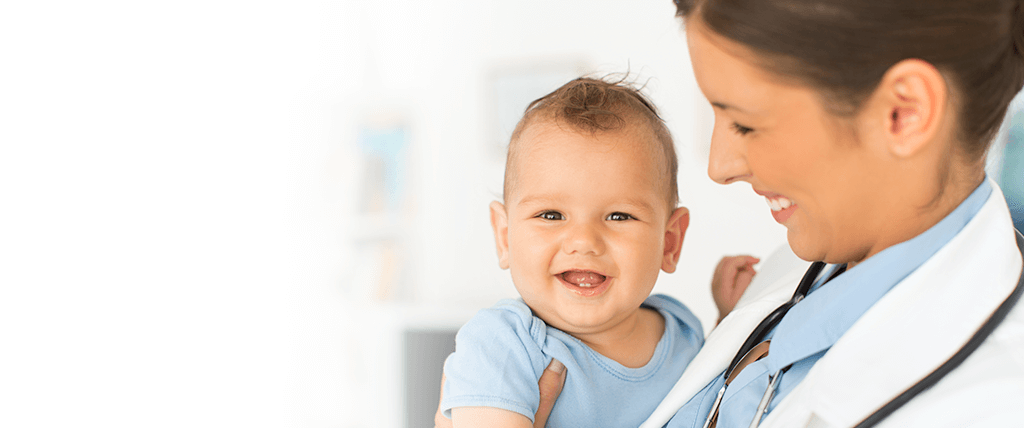 Pediatra cargando bebé