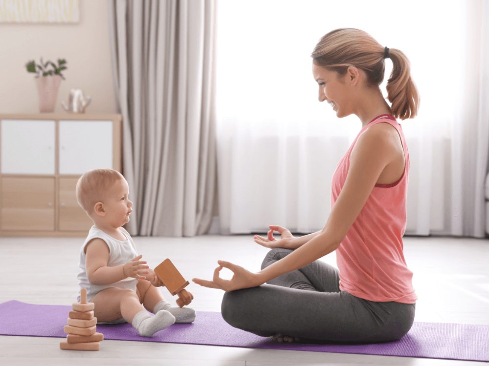 imagen contexto: Mamá haciendo yoga mientras su bebé la mira