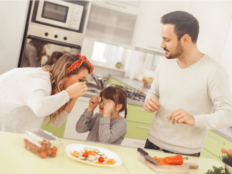 Landing alimentación: Familia divirtiendose mientras cocinan juntos