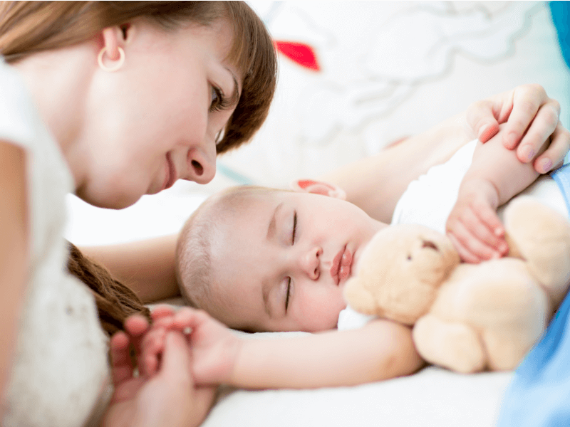 Landing salud: Mamá tomando la mano de su bebe mientras duerme