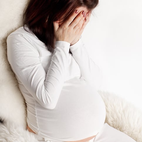 Mujer embarazada depriminda